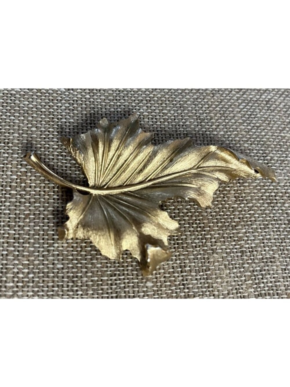Crown Trifari Vintage Gold-Tone Maple Leaf Brooch Pin Jewelry 3" X 2" - Picture 8 of 8